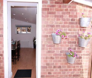 Dining - Cosy Studio: Kitchen, Parking, 10' walking to Town (Bury St Edmunds)