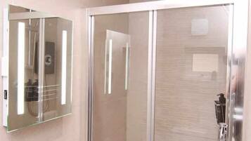 Doccia, asciugacapelli, asciugamani, sapone