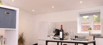 Cosy Studio: Kitchen, Parking, 10' walking to Town