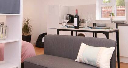 Cosy Studio: Kitchen, Parking, 10' walking to Town