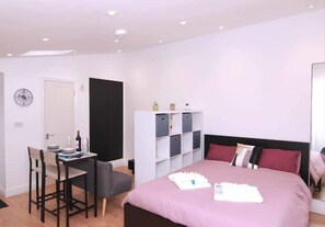 1 Schlafzimmer, Bügeleisen/Bügelbrett, kostenloses WLAN, Bettwäsche