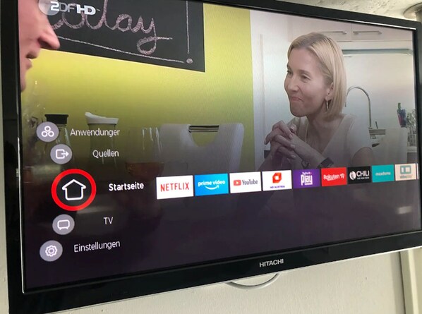 Una pantalla de televisión con una interfaz de usuario que muestra varias opciones de servicio, incluyendo una 'Startseite' destacada (página de inicio).