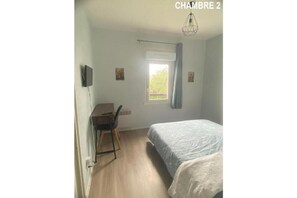 4 bedrooms, WiFi - Maison 4 Chambres Avec Jardin (Dampierre-en-Burly)