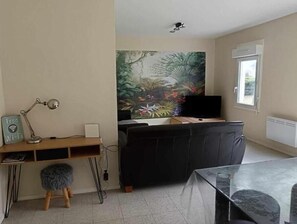 Living area - Maison 4 Chambres Avec Jardin (Dampierre-en-Burly)