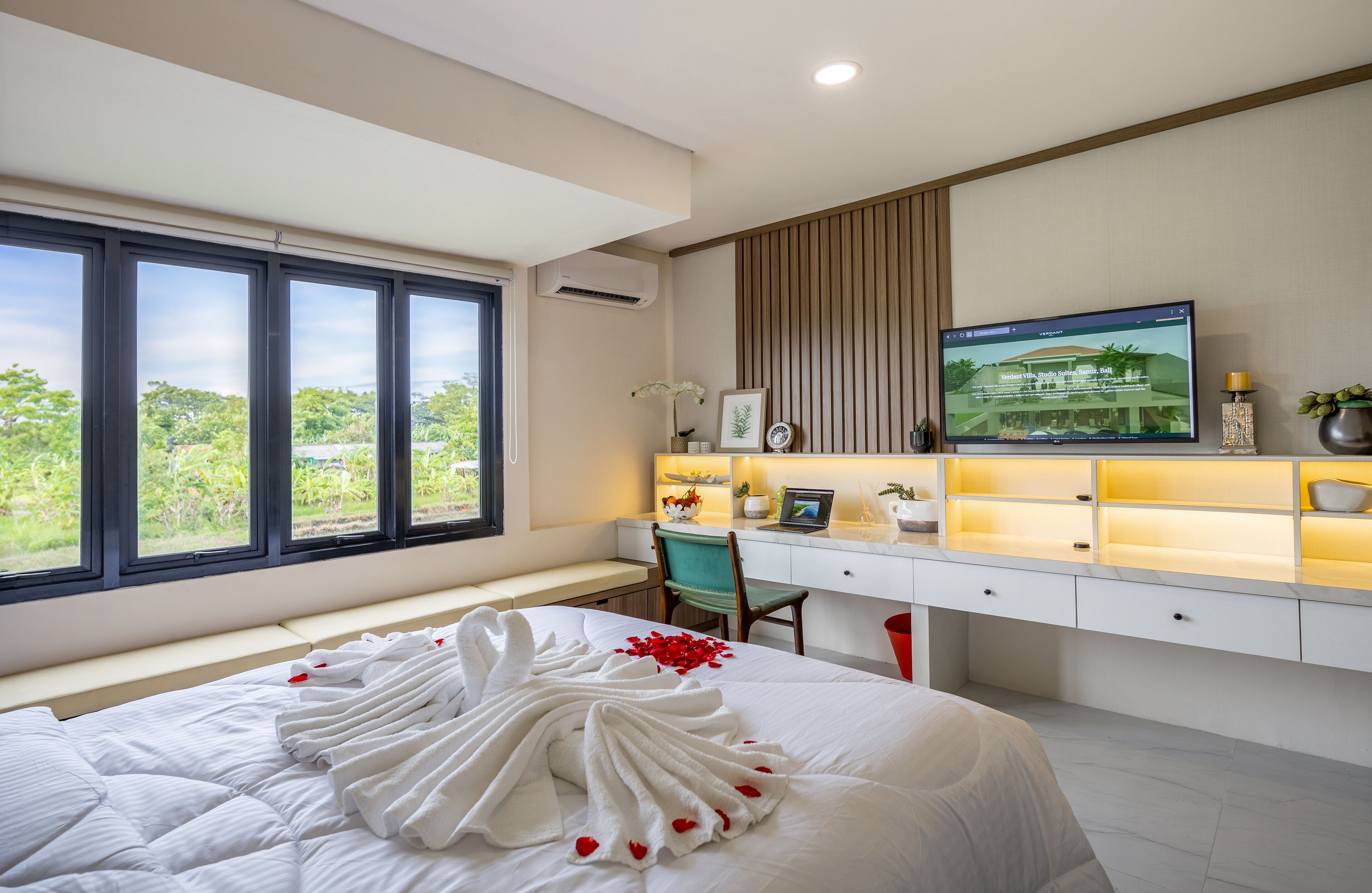 Studio Suite Deluxe | Két bảo mật tại phòng, bàn, phòng cách âm, bàn ủi/dụng cụ ủi quần áo 