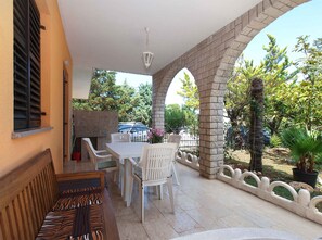 Outdoor dining - Holiday apartment with air conditioning (Banjole)