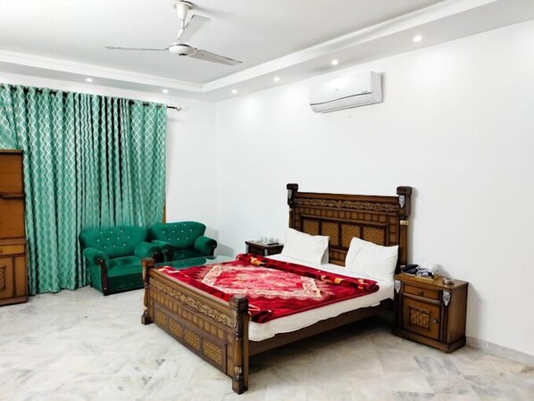 Habitacions insonoritzades, planxa i posts de planxar i wifi gratuïta 