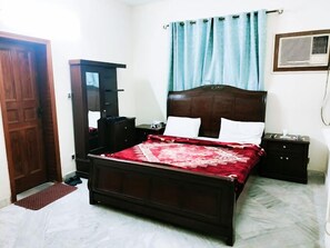 Habitacions insonoritzades, planxa i posts de planxar i wifi gratuïta 