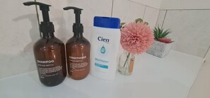 Sèche-cheveux, serviettes fournies, savon, shampoing