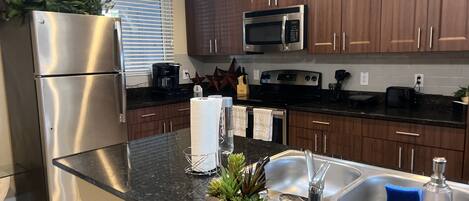 冷蔵庫、電子レンジ、オーブン、コンロ