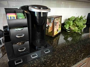 Coffee and/or coffee maker - Cozy 1-bedroom apartment in delightful West Palm Beach with WiFi, fitness room (West Palm Beach)