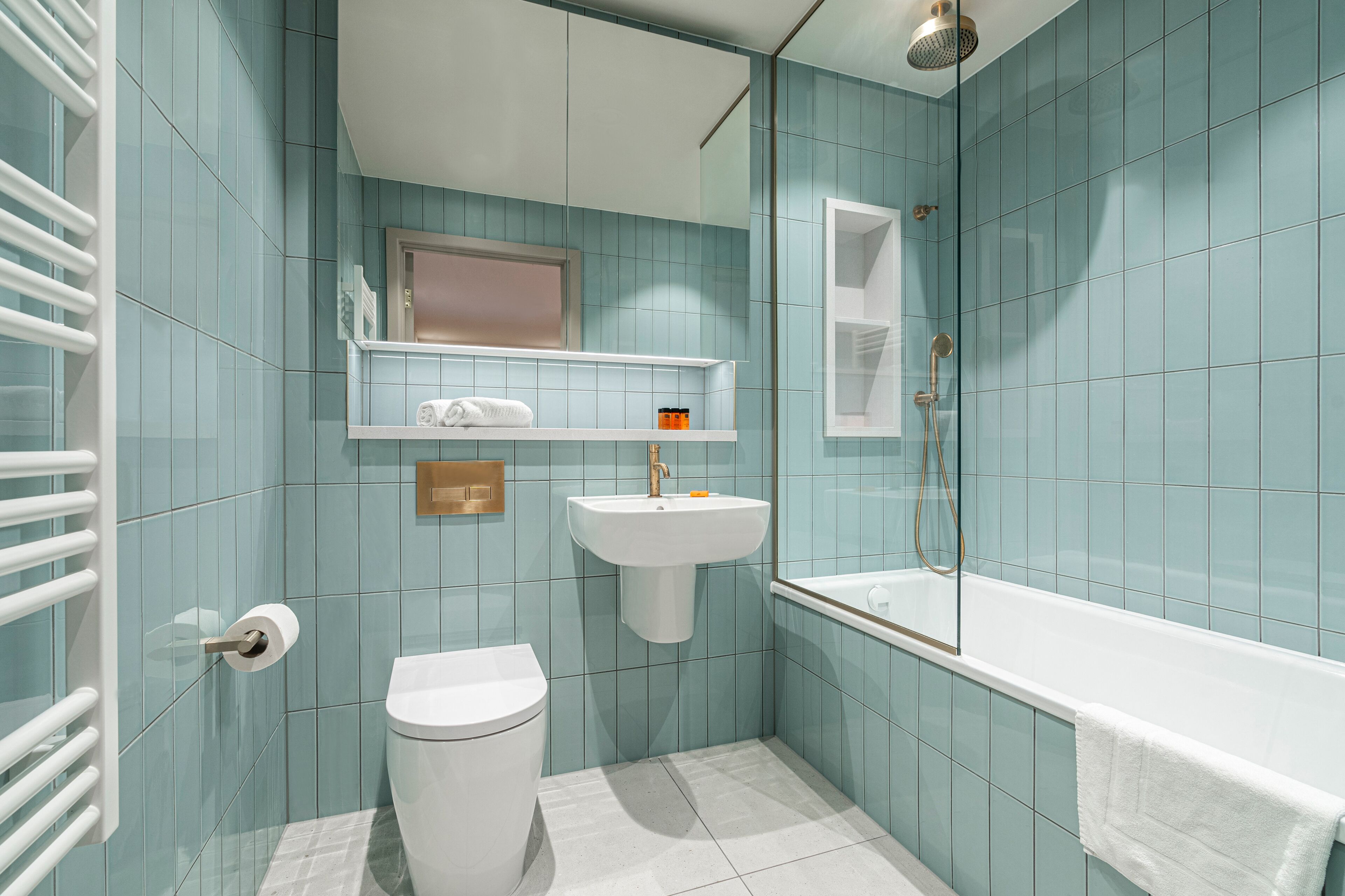 Une salle de bain avec des toilettes, un lavabo et une baignoire.
