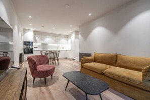 32-inch TV with digital channels - Fabulous North London Flat (London)