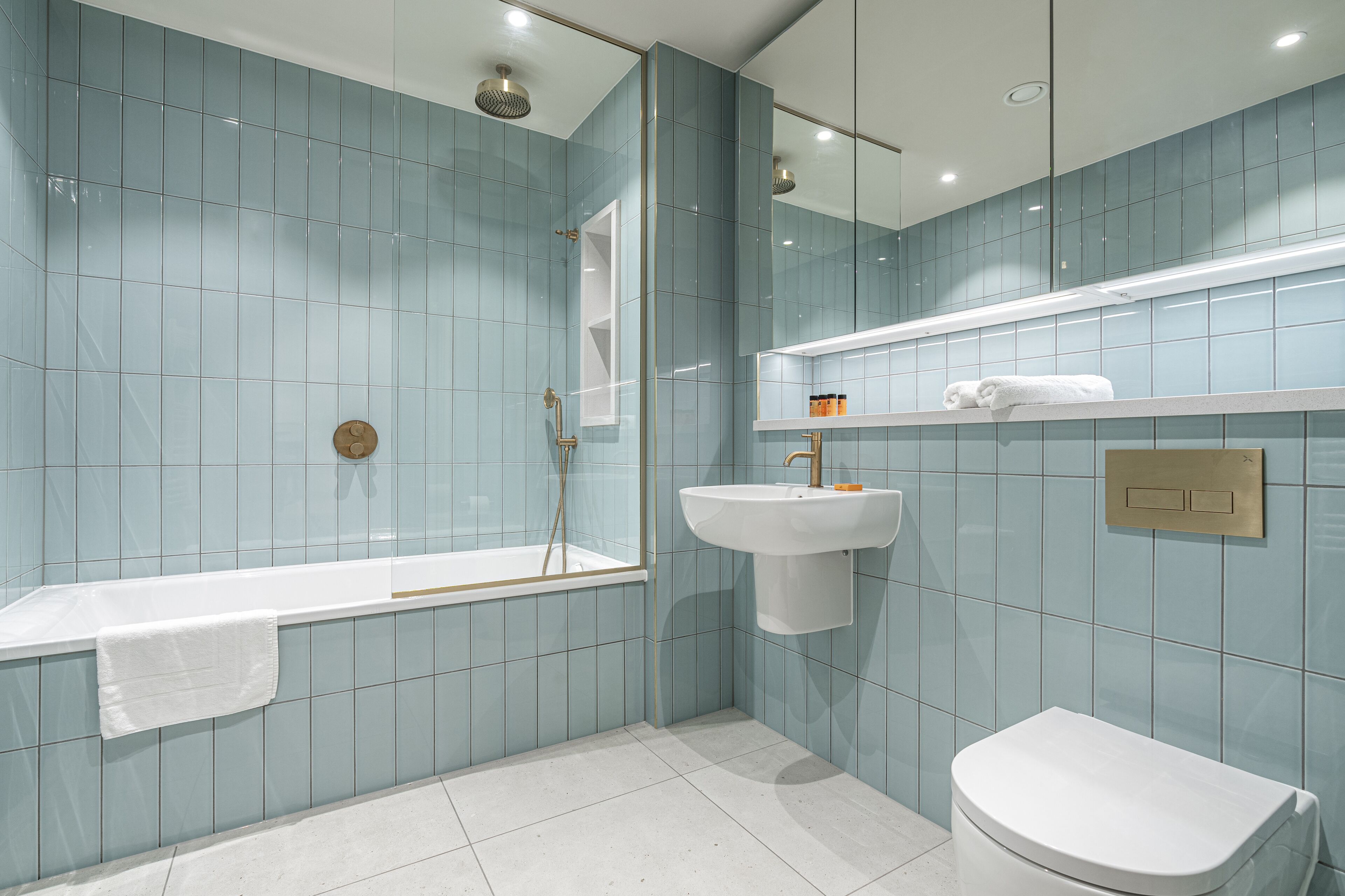 Un baño moderno con una bañera, un lavabo e inodoro.