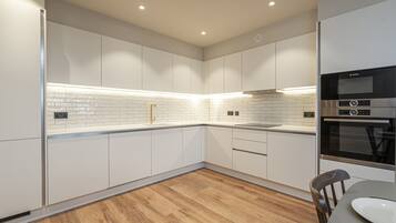 Apartment (2 Bedrooms) | Private kitchen | Fridge, microwave, oven, stovetop