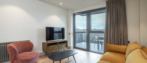 Appartement (2 Bedrooms) | Woonruimte | Een 32-inch televisie met digitale zenders