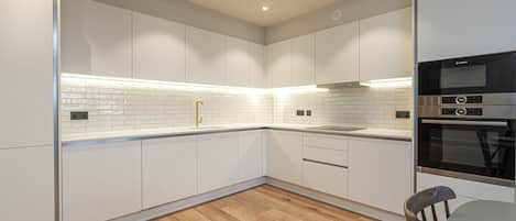 아파트 (2 Bedrooms) | 전용 주방 | 냉장고, 전자레인지, 오븐, 쿡탑