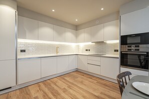 Lägenhet (2 Bedrooms) | Eget kök | Kylskåp, mikrovågsugn, ugn och spishäll