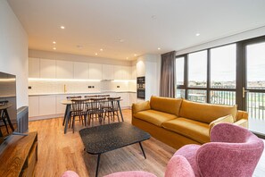 Appartement (3 Bedrooms) | Restauration dans la chambre
