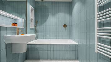 Apartment (3 Bedrooms) | Bathroom | Free toiletries, hair dryer, towels