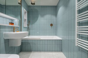 Appartement (3 Bedrooms) | Badkamer | Gratis toiletartikelen, een haardroger, handdoeken