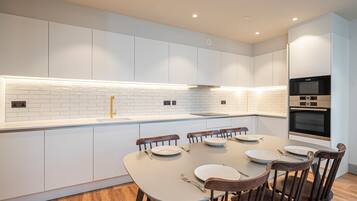 Apartment (3 Bedrooms) | Private kitchen | Fridge, microwave, oven, stovetop