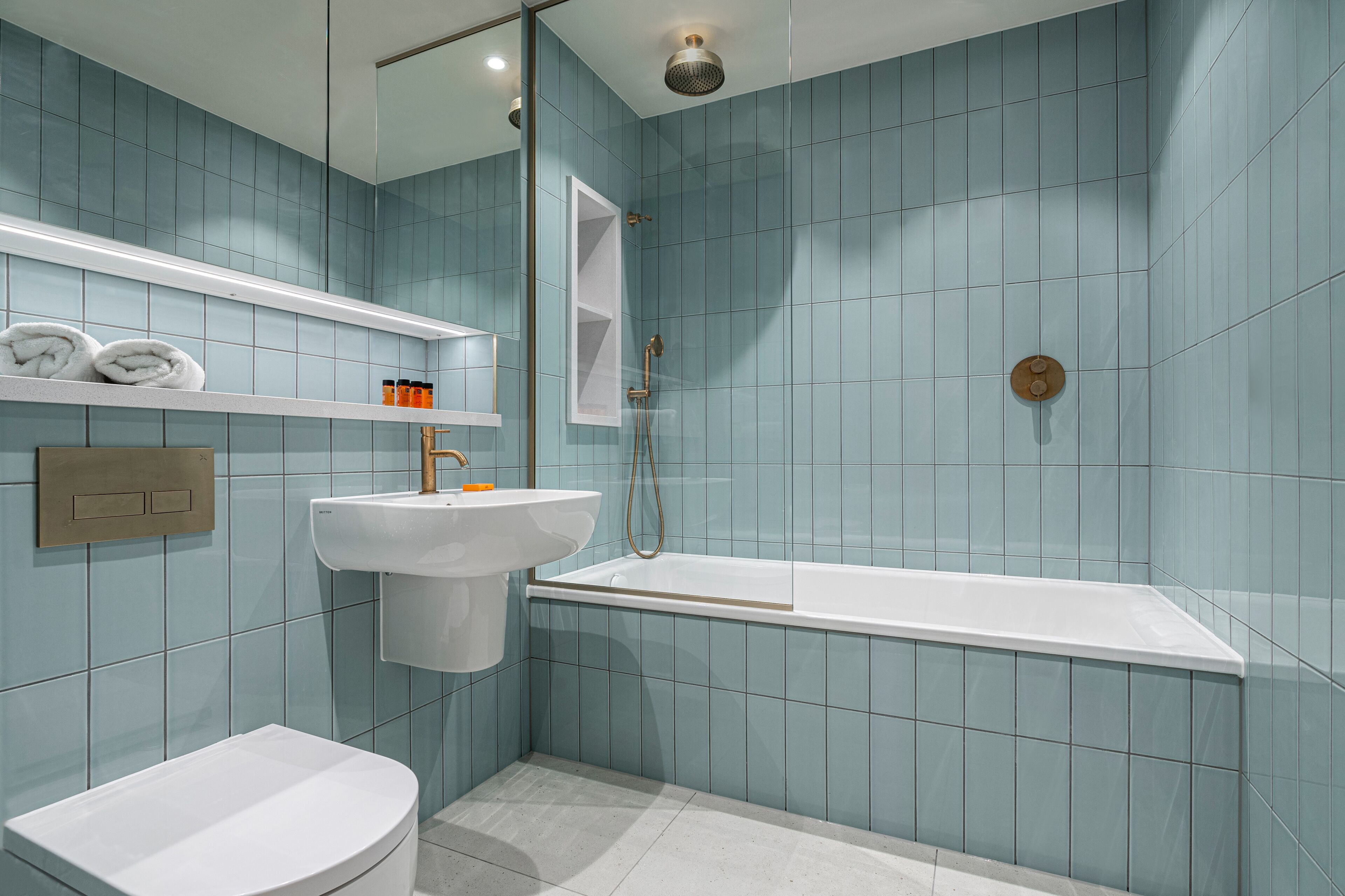 Un baño con inodoro blanco, lavabo y bañera.