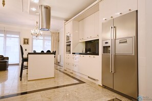 Luxury-Apartment | Eigene Küche | Großer Kühlschrank, Mikrowelle, Ofen, Herdplatte
