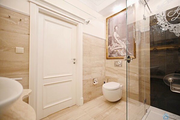 Luxury Apartment | Bathroom | Shower, hair dryer, towels, soap