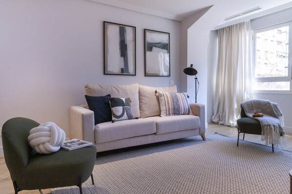 TV - Housing Castellana by Sharing Co (Madrid)