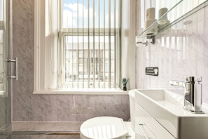 Single Room, Single bed | Bathroom | Shower, free toiletries, soap, shampoo - The B & B Blackpool (Blackpool)