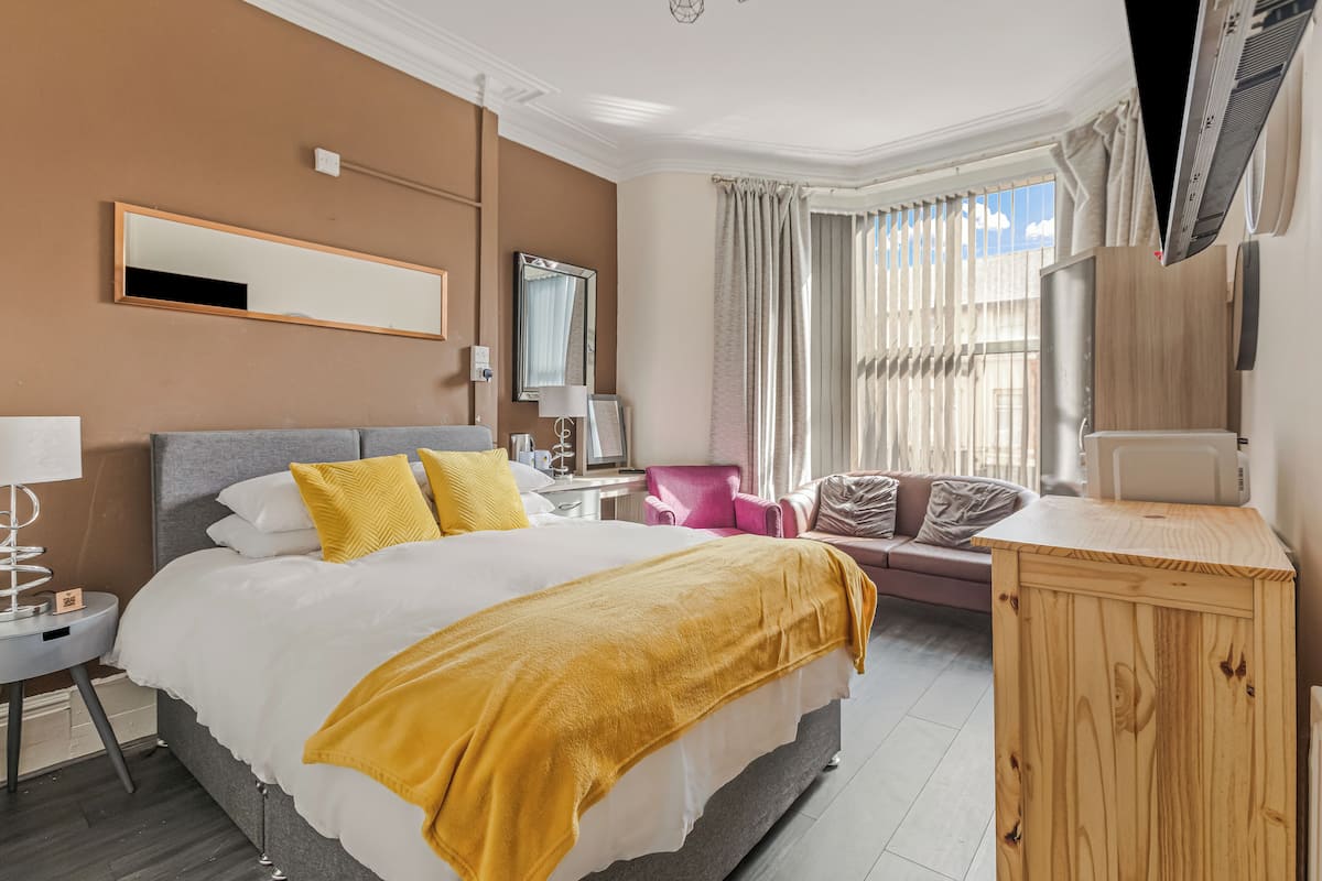 Large Room, 1 Double bed | Free WiFi, bed sheets