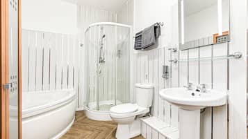 Large Room, 1 Double bed | Phòng tắm | Đồ dùng nhà tắm miễn phí, khăn tắm, xà phòng, dầu gội