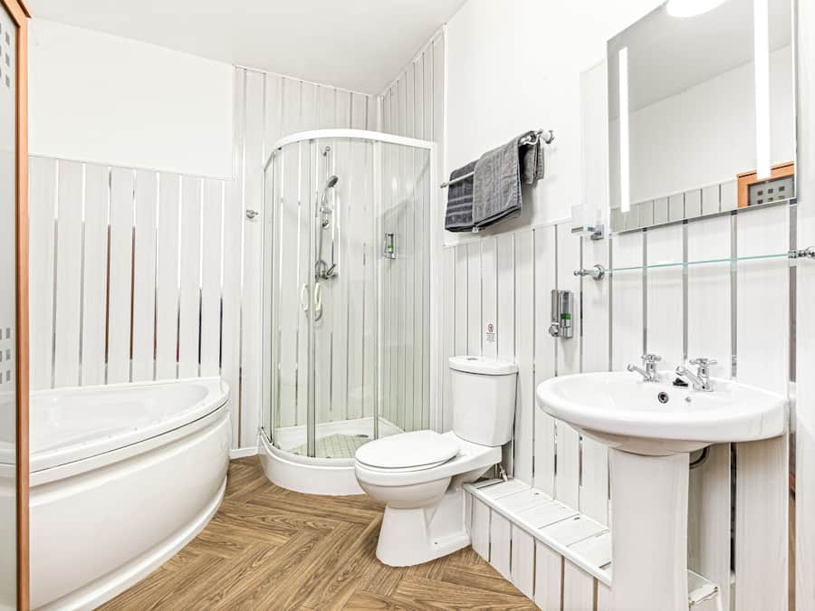 Large Room, 1 Double bed | Banheiro | Produtos de toalete grátis, toalhas de banho, sabonete, shampoo