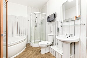 Large Room, 1 Double bed | Phòng tắm | Đồ dùng nhà tắm miễn phí, khăn tắm, xà phòng, dầu gội 