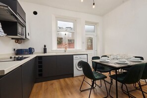 Réfrigérateur, four à micro-ondes, un four, surface de cuisson