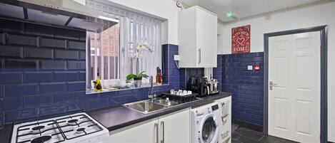 House | Private kitchen | Fridge, microwave, oven, stovetop