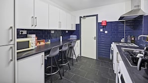 ハウス | 専用キッチン | 冷蔵庫、電子レンジ、オーブン、コンロ