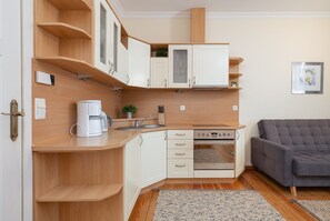 Coffee/tea maker, electric kettle, toaster, cookware/dishes/utensils - Apartment on Sienkiewicza St. by Renters (Swinoujscie)