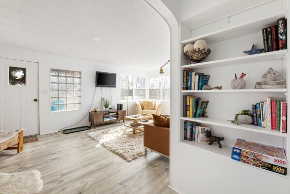 TV connectée, cheminée, baby-foot, livres