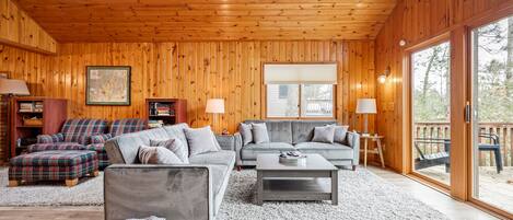 Televisión, chimenea y oficina