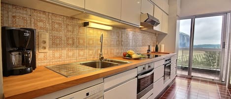 Frigorífico, microondas, horno y placa de cocina
