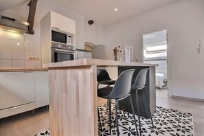 Kylskåp, mikrovågsugn, ugn och spishäll