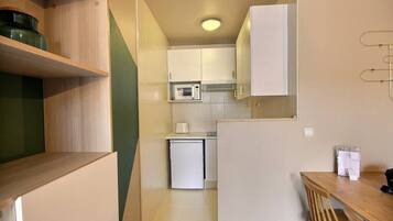 Fridge, microwave, stovetop, cookware/dishes/utensils