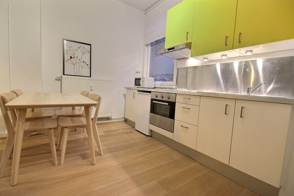Fridge, microwave, oven, stovetop