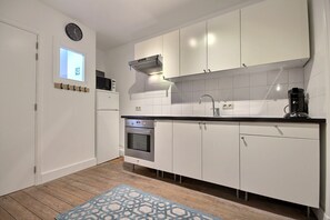 Kjøleskap, ovn, kokeplater og kaffetrakter/tekoker