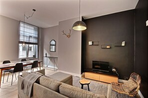 TV - Blink 5 - Pretty modern studio in the center (Liège)