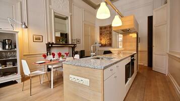 Fridge, oven, dishwasher, coffee/tea maker