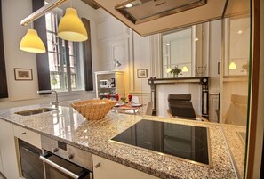 Geladeira, fogão, lava-louças, cafeteira/chaleira