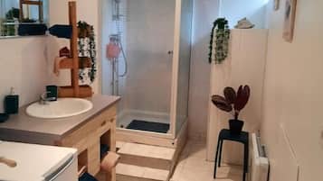 Serviettes fournies, savon, papier toilette